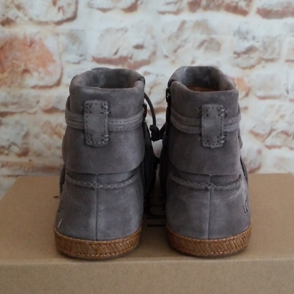 New Ugg Reid Suede Bootie - Picture 4 of 7